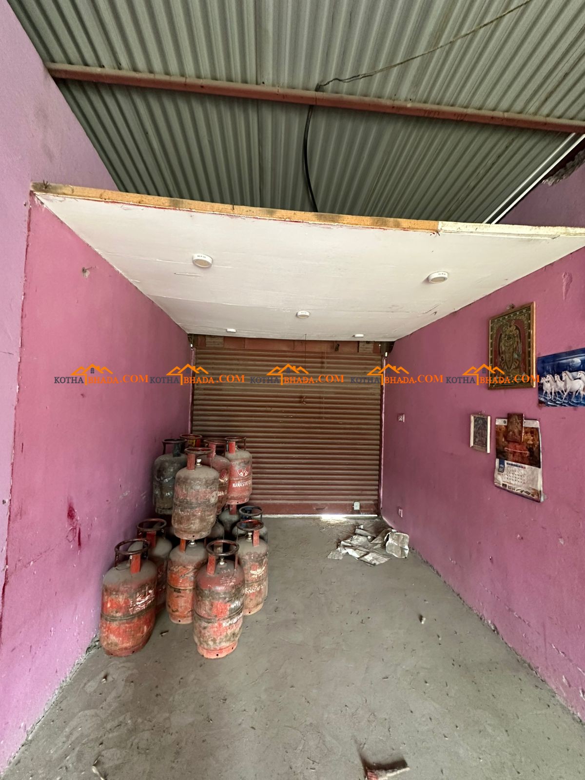 Shutter and a single room available for rent in Gothatar